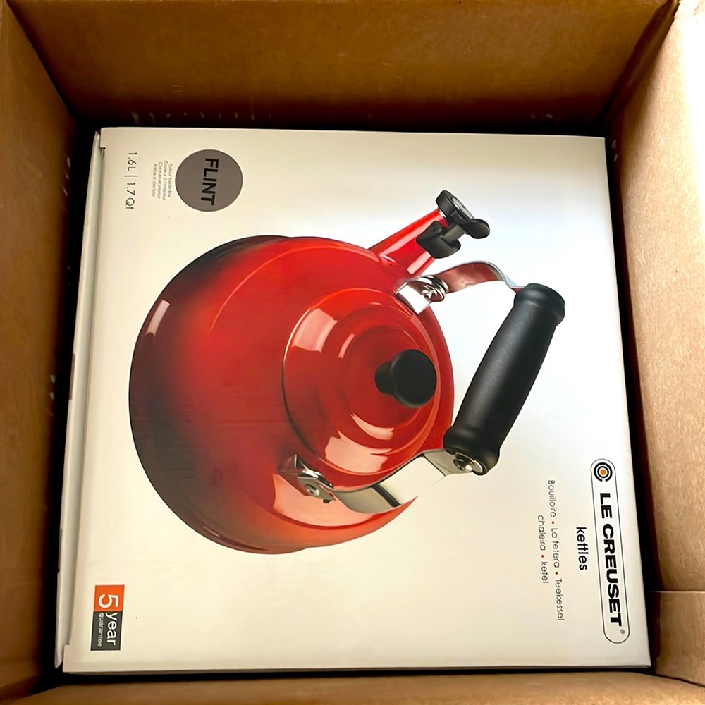 Le Creuset classic 1 qt teakettle